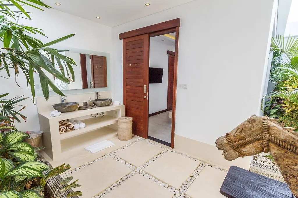 Villa Juna - Beautiful 3 Bedroom In Seminyak סמיניאק
